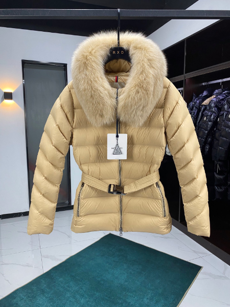 ** Elegancka kurtka puchowa z futrzanym kołnierzem

**