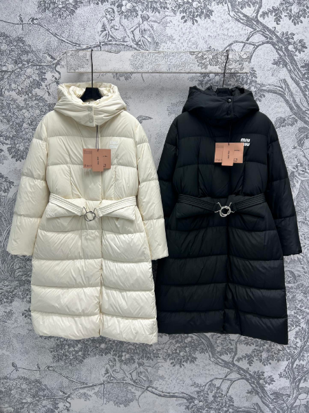 ** Elegancka puchowa kurtka w dwóch kolorach

**