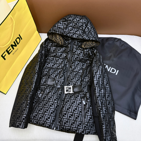 ** Elegancka kurtka z kapturem w stylu premium

**