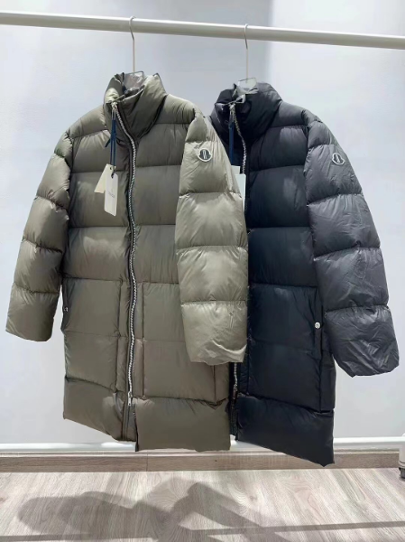 ** Elegancka kurtka puchowa z kontrastowymi detalami

**