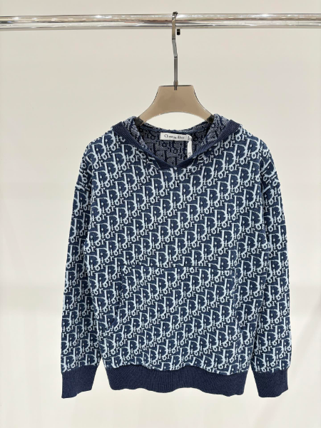 ** Stylowy sweter z kapturem w geometrycznym wzorze

**