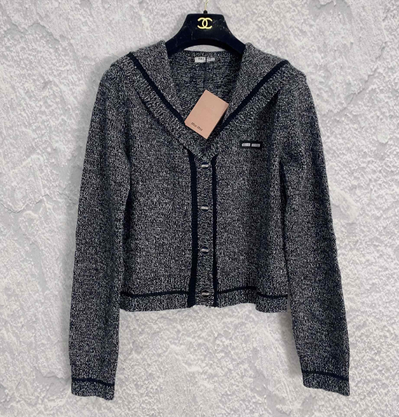 ** Elegancki sweter z szerokim kołnierzem

**