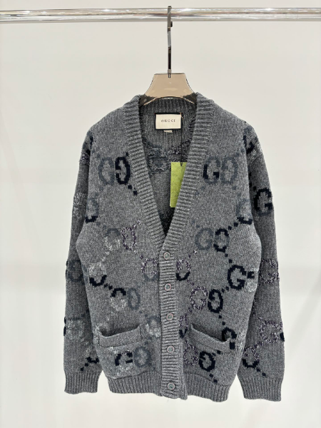 ** Elegancki sweter z motywem graficznym

**