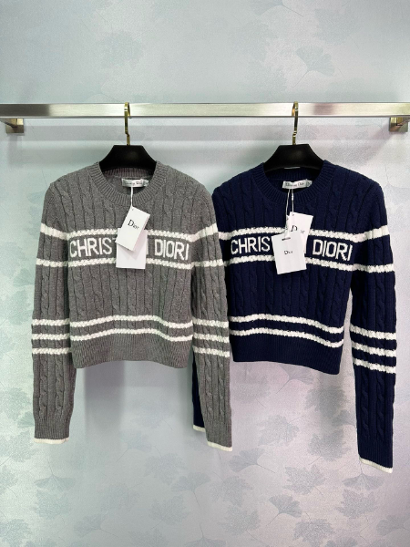 ** Elegancki sweter z ozdobnym splotem

**