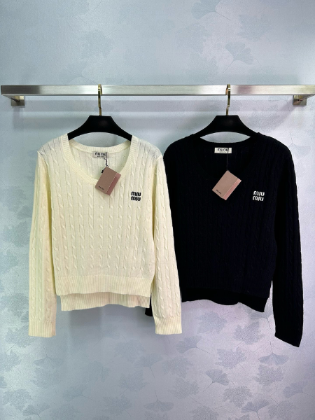 ** Elegancki sweter z warkoczowym splotem w dwóch kolorach

**