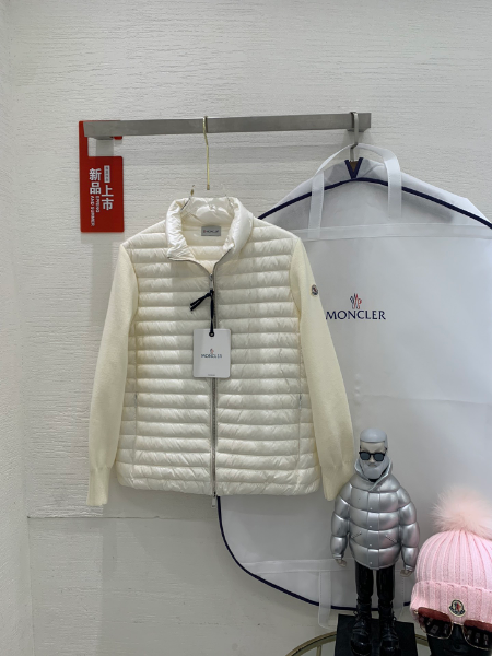 ** Elegancka kamizelka puchowa w odcieniu ecru

**