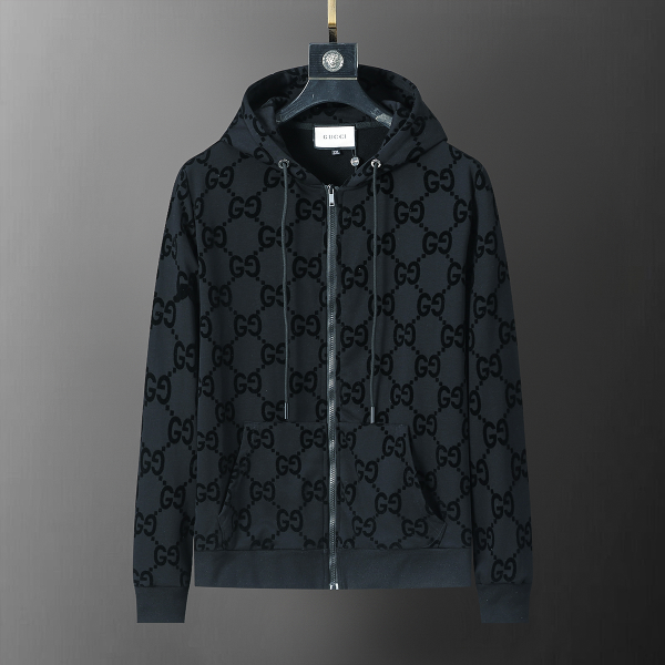 ** Stylowy komplet dresowy w czerni z motywem logo

**