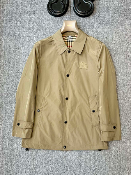 ** Elegancka kurtka w odcieniu khaki z subtelnym detailiem

**