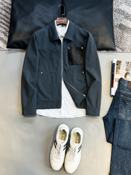 ** Elegancka kurtka typu oversize z kieszenią

**