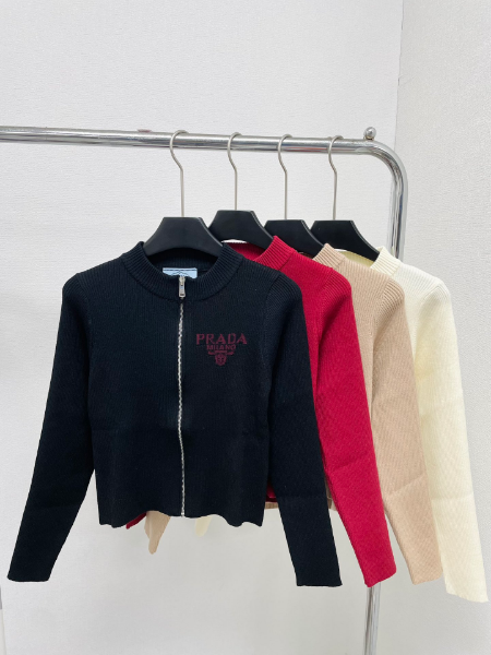 ** Stylowy sweter z zamkiem – nowoczesny i elegancki

**