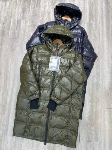** Stylowa kurtka puchowa w dwóch kolorach

**