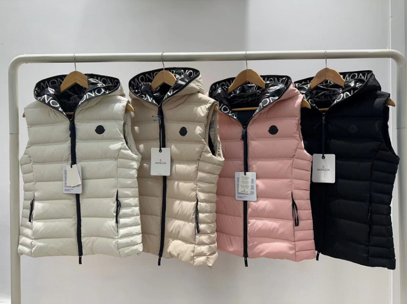** Elegancka kamizelka puchowa z kapturem

**