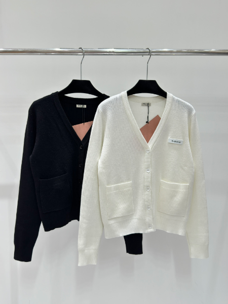 ** Elegancki sweter z kieszeniami w dwóch kolorach

**