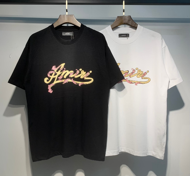 ** Wygodny T-shirt z artystycznym nadrukiem

**