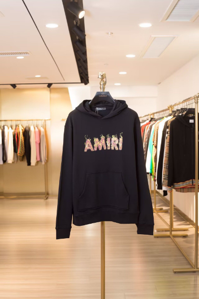 ** Stylowy hoodie z ognistym nadrukiem

**